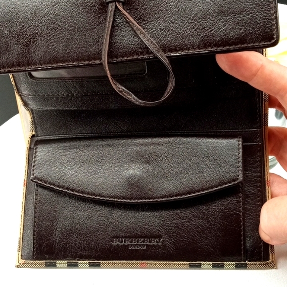 GORGEOUS BURBERRY TOGGLE WALLET - Picture 6 of 11